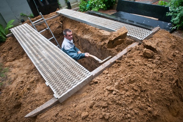 A hozzátartozó ásná ki a sírt - Haon