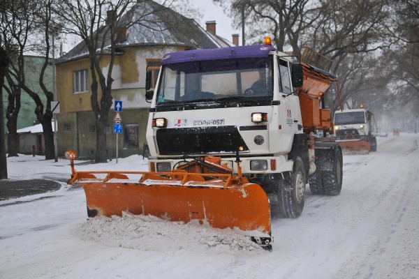 Harminckilenc gép takarította az utakat Debrecenben