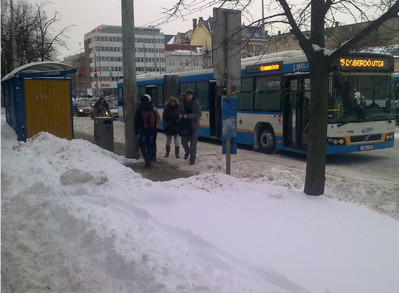 A járdák, a megállók nagyjából tiszták, az út jeges Debrecenben