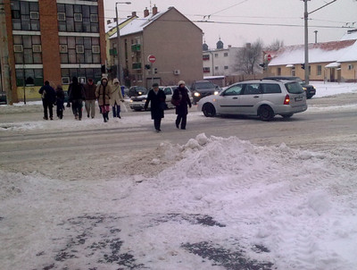 A járdák, a megállók nagyjából tiszták, az út jeges Debrecenben